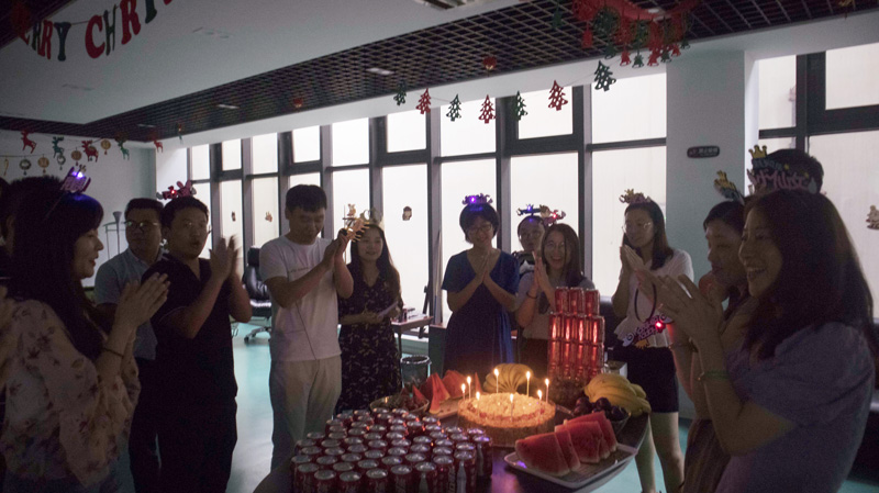 八月集體生日會 | 與久違的祝?；馃嵯嘧?  src="/uploads/allimg/210903/1-210Z31421225M.jpg" /></p>
<p>小伙伴們集聚一堂，合唱生日歌，為“壽星”送祝福。</p>
<p><img alt=