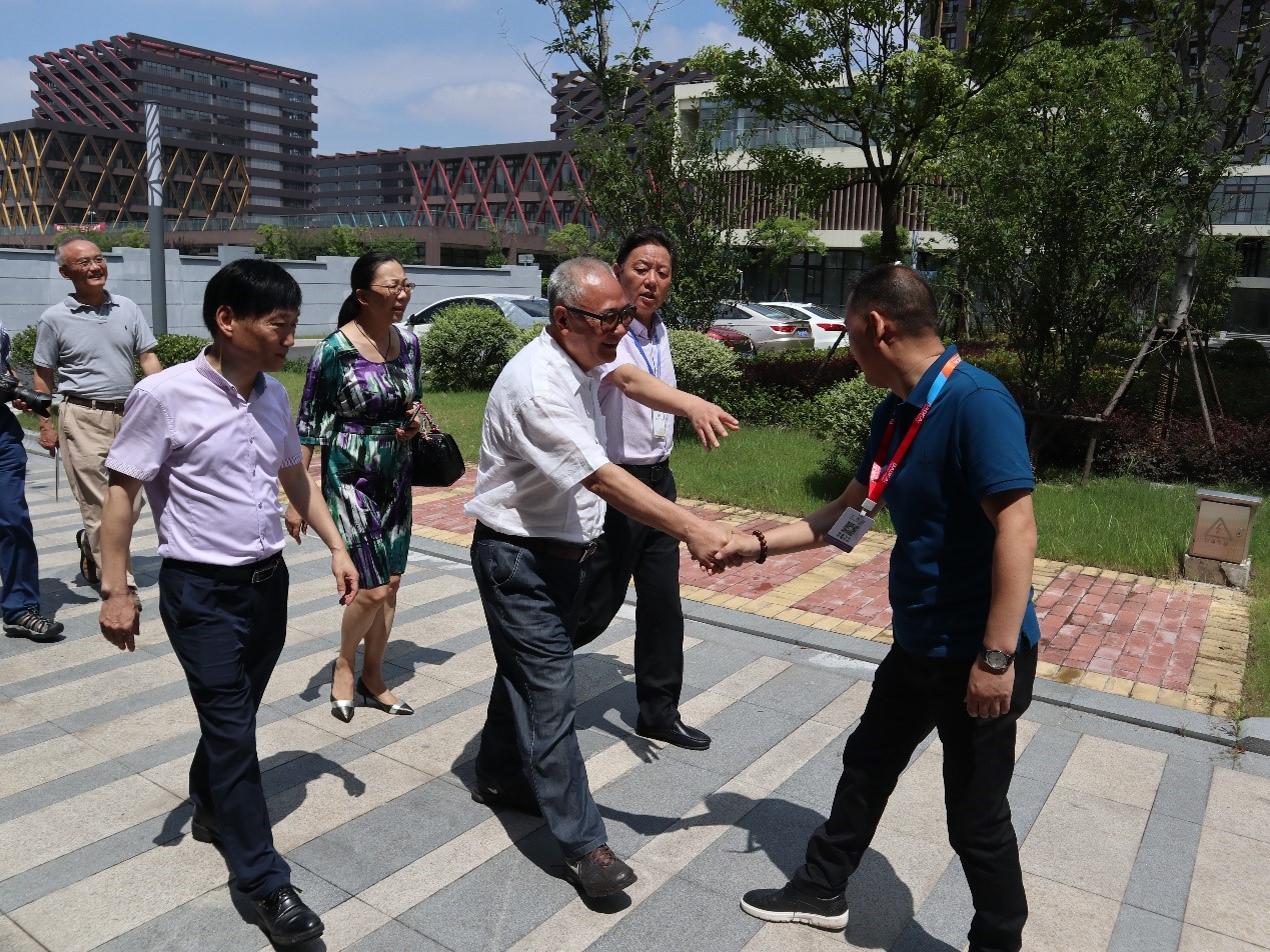 新聞 | 無(wú)錫市原政協(xié)領(lǐng)導(dǎo)、吳涇鎮(zhèn)黨委領(lǐng)導(dǎo)一行蒞臨寶開參觀考察